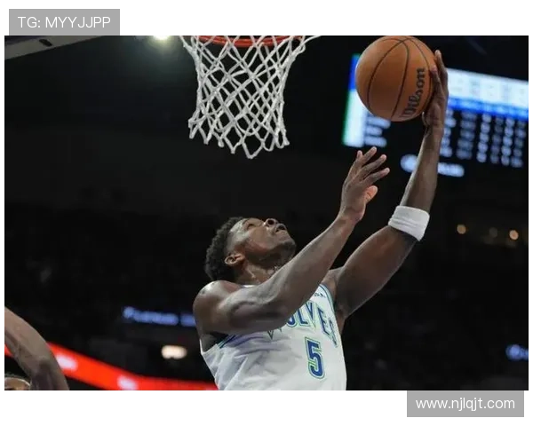 爱德华兹手感火热上半场命中率五成砍下18分带队强势开局